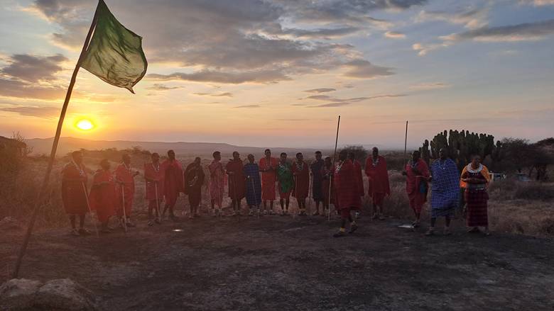 Masai ratnici u tradicionalnoj odeći, običaji  u Masai Lodge-u